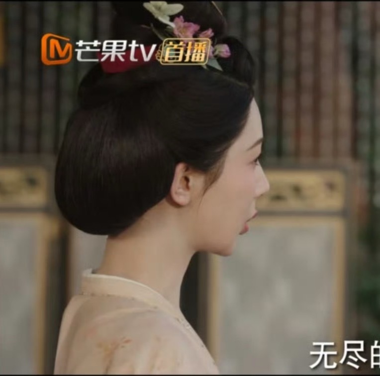 《锦绣芳华》何惟芳脖子好长，天生的就适合穿不同朝代的古装衣服，她是真的脖子长仪态