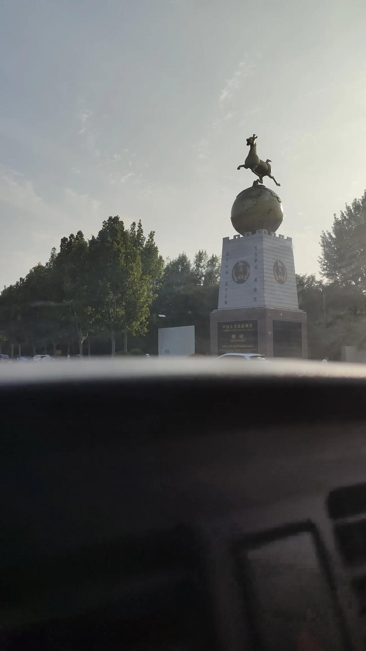 这是前几天路过拍的照片，我记得哪里也有一只和这个类似的飞马，不记得是那个城市了！