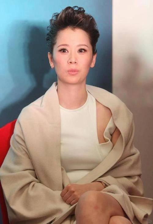 6月26日周杰伦鸟巢演唱会现场星光熠熠，海清扎着清爽马尾、穿简约白衬衫，带着19