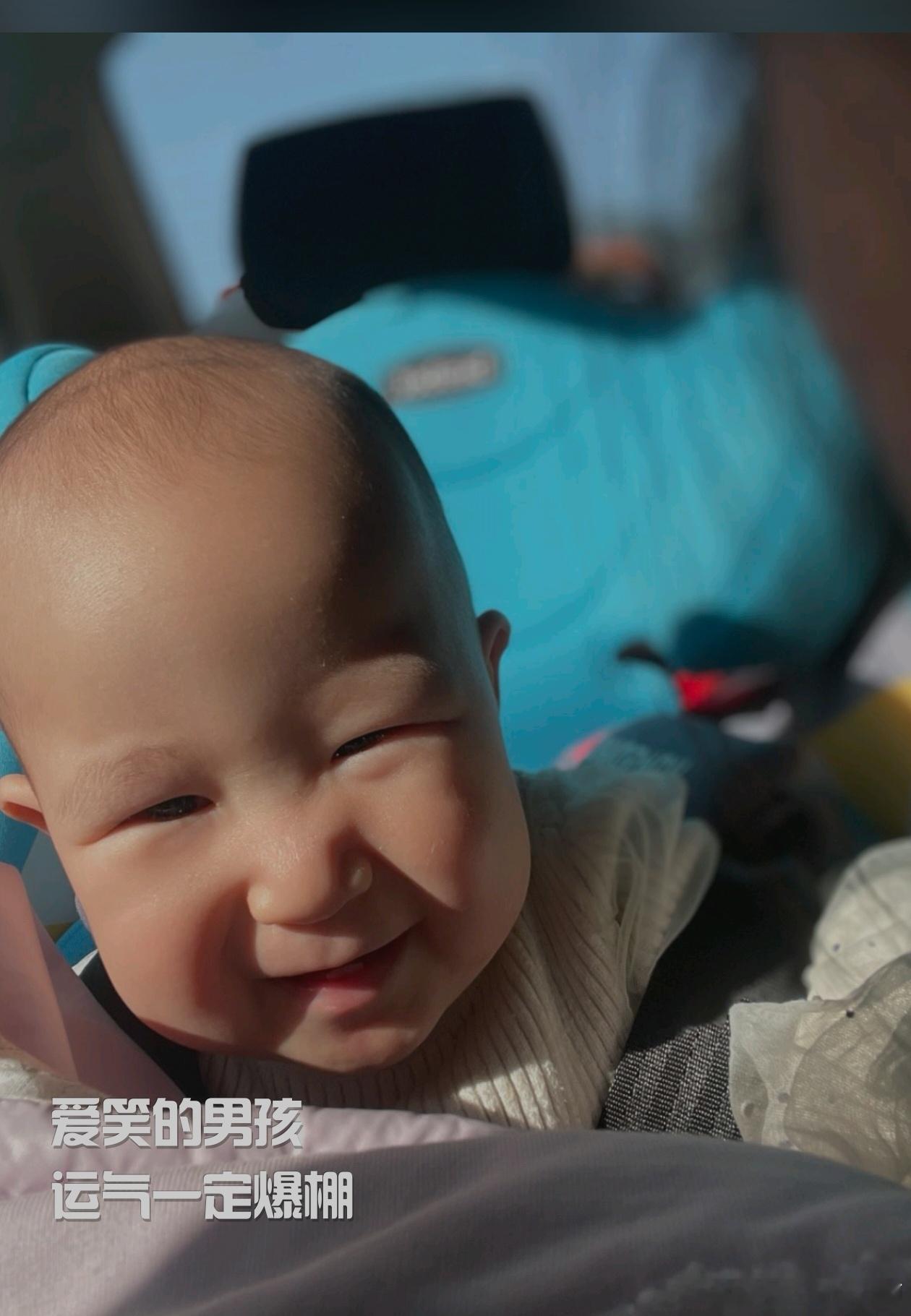 今天手机相册推送一张妹妹照片👼👼配文：爱笑的男孩，运气一定爆棚[允悲][允悲