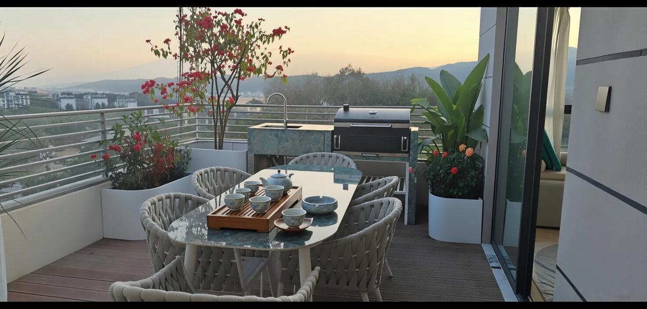 我隔三差五就去哈尔滨老乡老黄家阳台，跟他聊聊天。
老黄在西双版纳没有任何朋友，邻