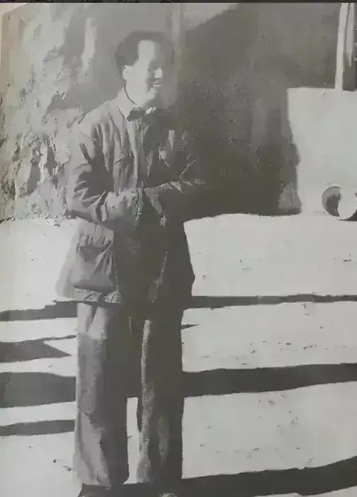 不怕冷，不怕冻，
无论条件多么艰苦，
坚定不移的红色信仰铸宏志！