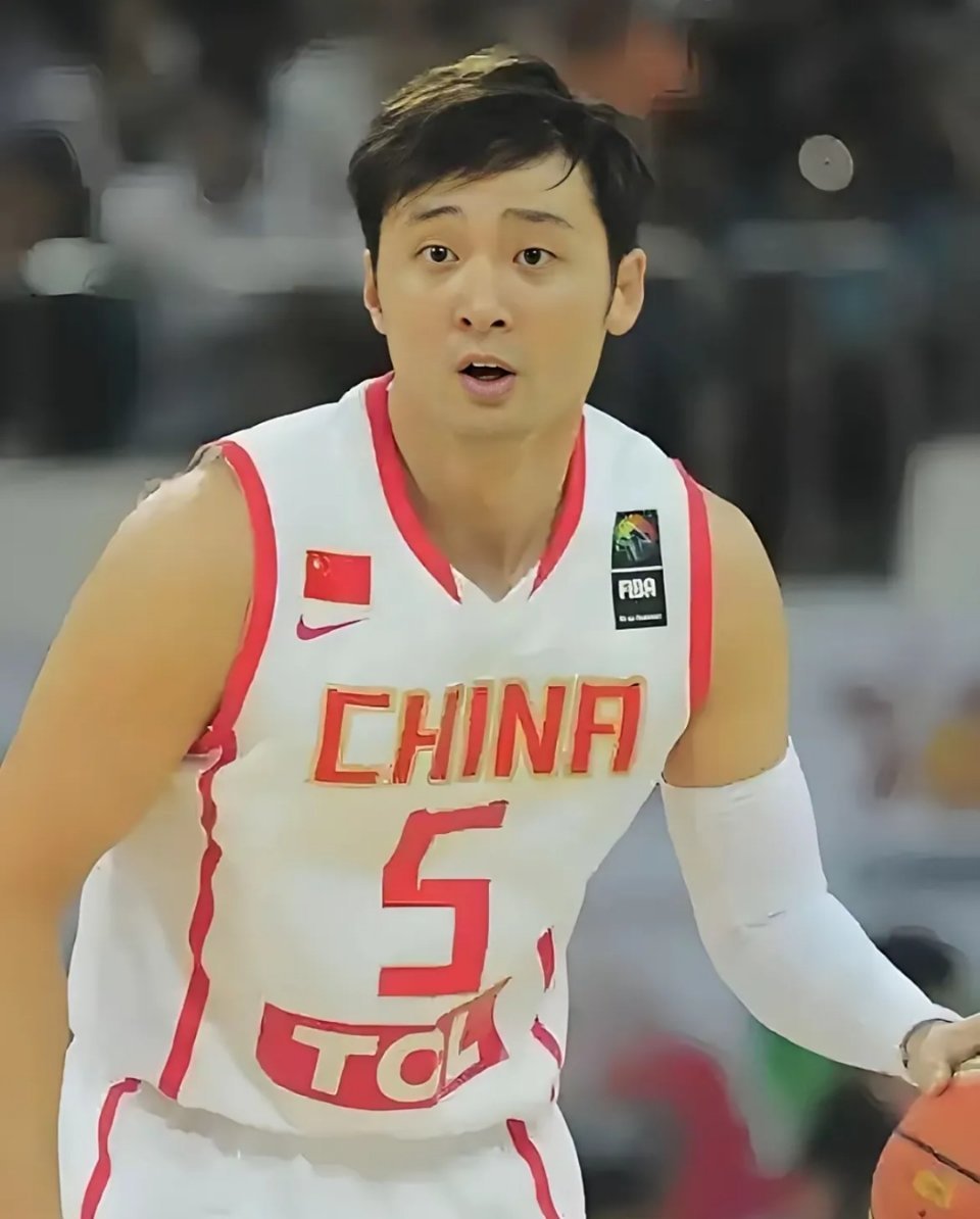 中国男篮历史最强5人组。 控卫:刘炜，1980年出生，身高189cm。 得分后卫