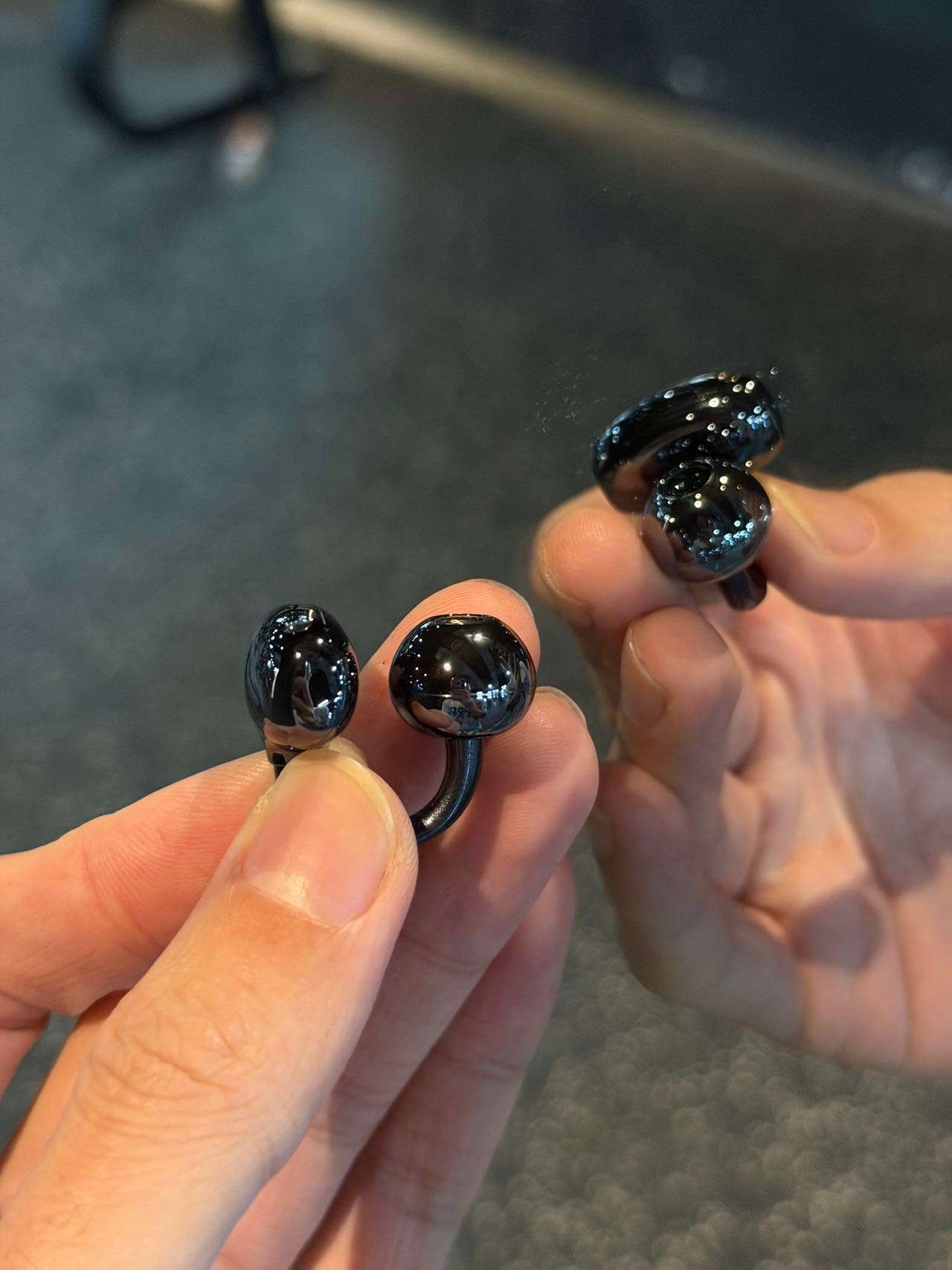 这次也是提前搞到了荣耀亲选的小耳机，音质和续航感觉和我手上某些旗舰差不多不分左右