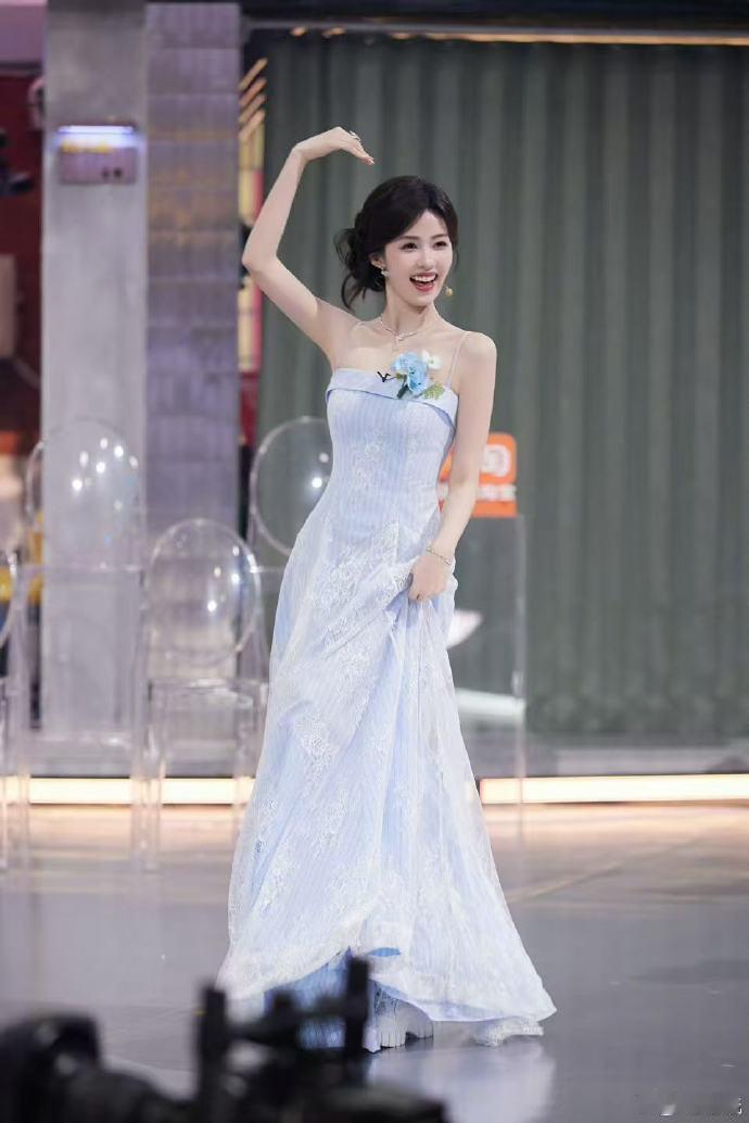 白鹿送上新春祝福你好星期六 白鹿带着年味蹦跶上线！方言祝福喜庆又治愈，新年一起冲