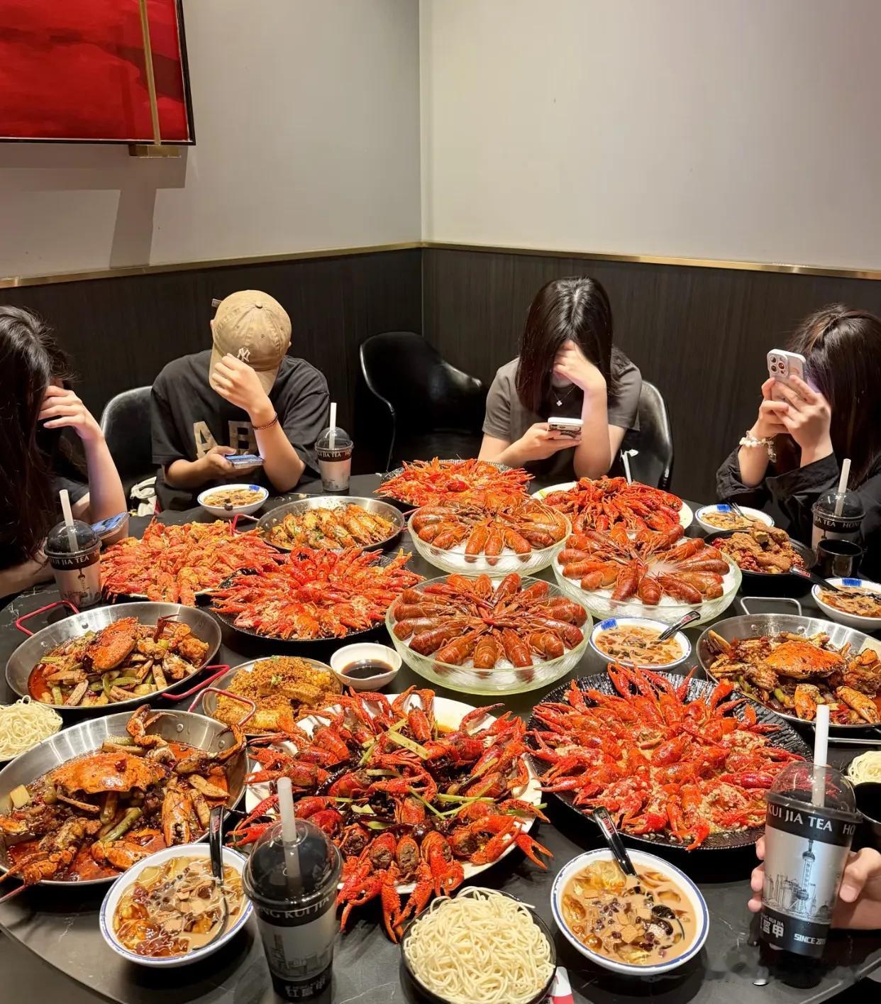 一大桌海鲜
为啥都不争着吃？🤔🤔