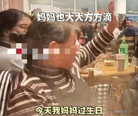 近日，江苏一社牛男子带妈妈到餐馆过生日，男子站起身对着餐馆里所有吃饭的人说:“今