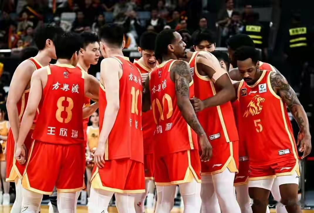 本场比赛开赛前，举行了一个颁奖仪式，贺西宁捧起了象征MPV的奖杯，比赛中贺西宁也