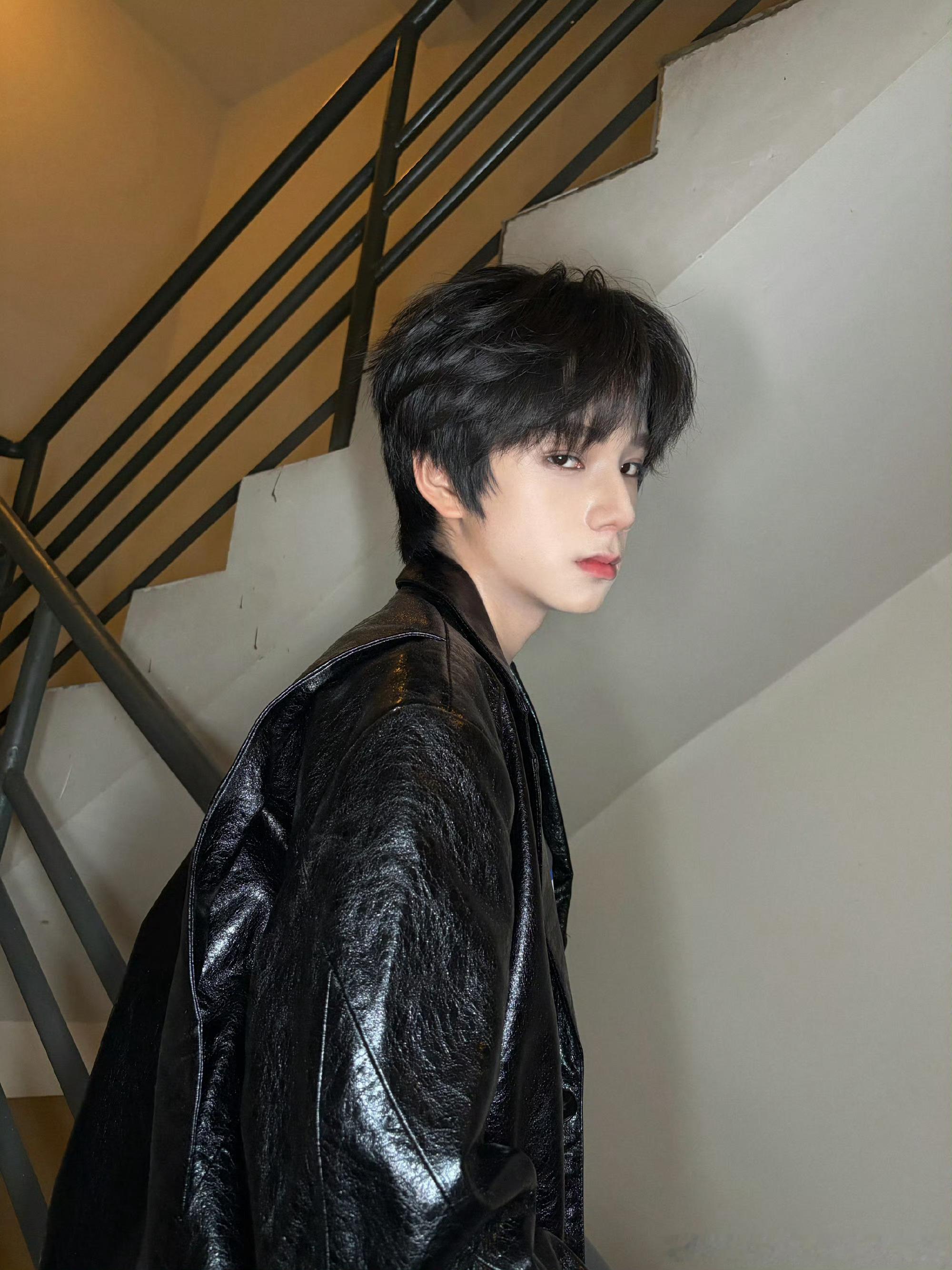 王橹杰黑色皮衣王橹杰黑皮衣专场王橹杰黑皮衣专场，帅晕了，行行行 ​​​