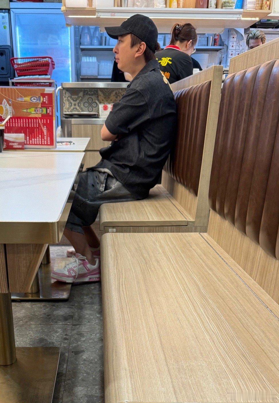 鞋子衣服都很贵，但穿他身上就是很普通 ​​​