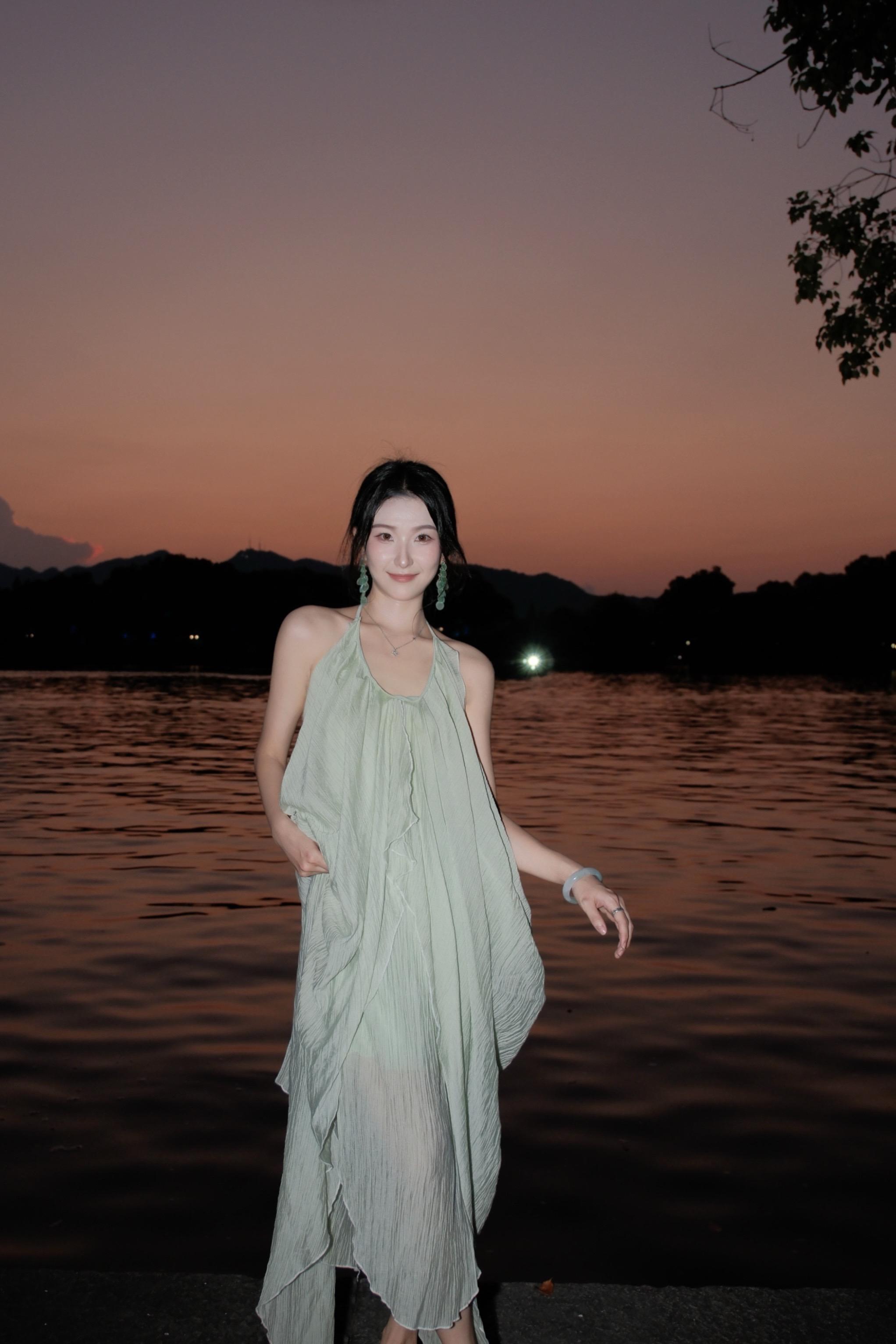 西湖纵有千般美 无你不过一滩水