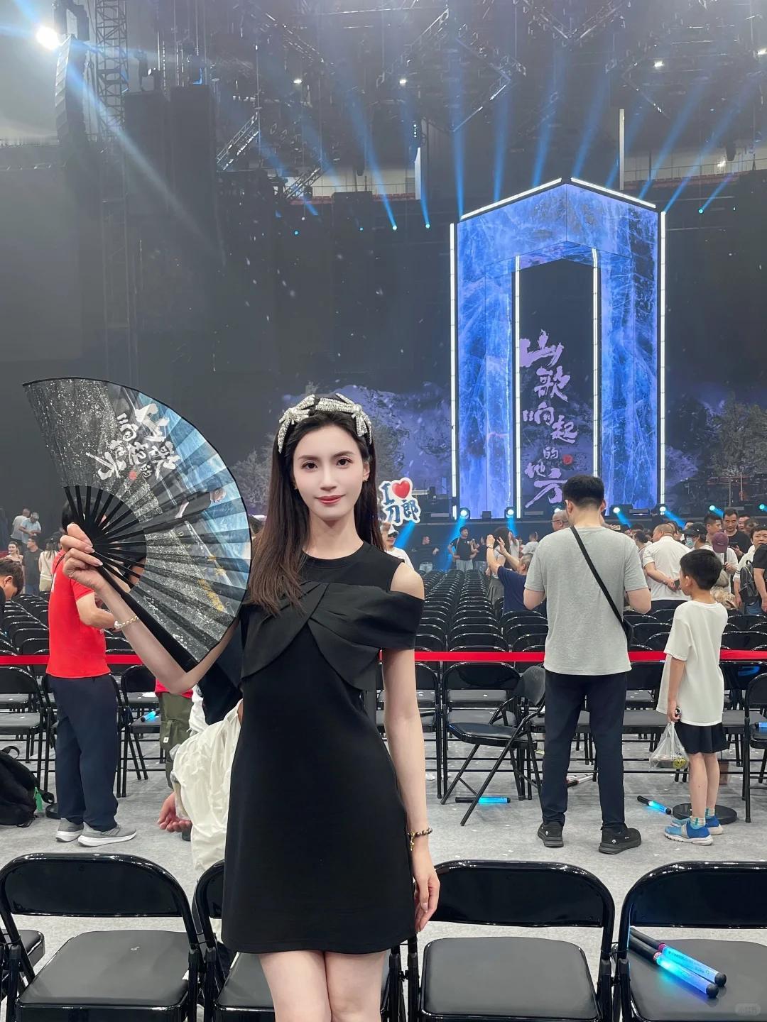 一个人去听临沂刀郎演唱会很开心！
开票那天的Lucky girl在办公室加班，