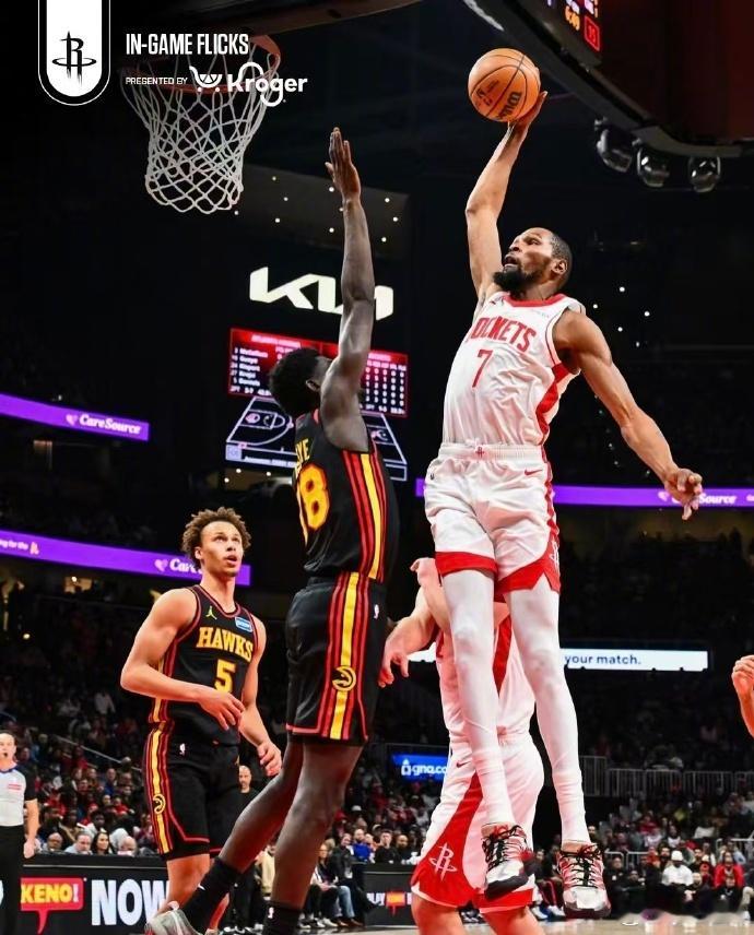 满分卡皇！火箭终结老鹰四连胜 两队都是背靠背的第二场，都不约而同地有球员轮休，但