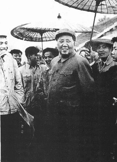 1959年9月21日下午，毛泽东冒雨视察东郊公社大辛大队玉米田。