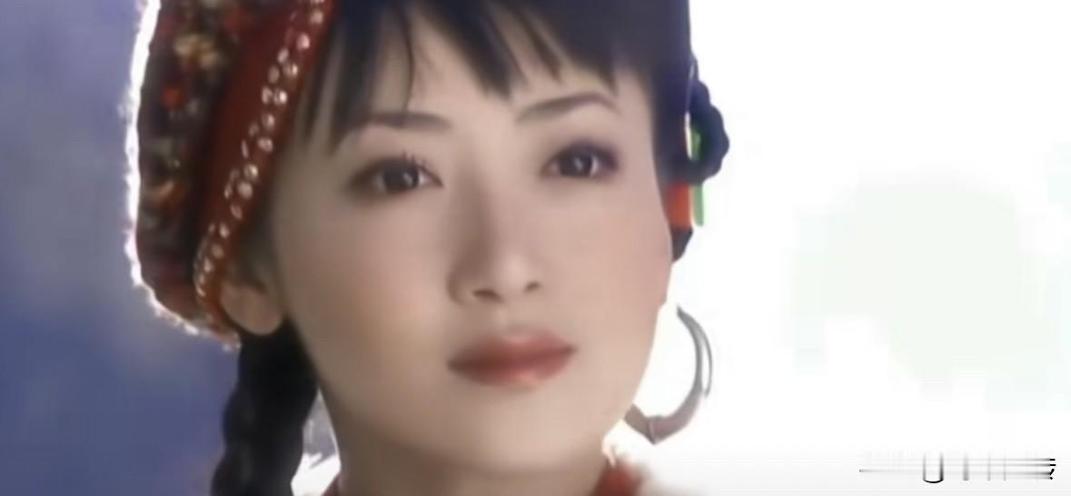 2008年初那场席卷全网的“艳照门”风暴，将钟欣潼（阿娇）的人生瞬间推入至暗时刻