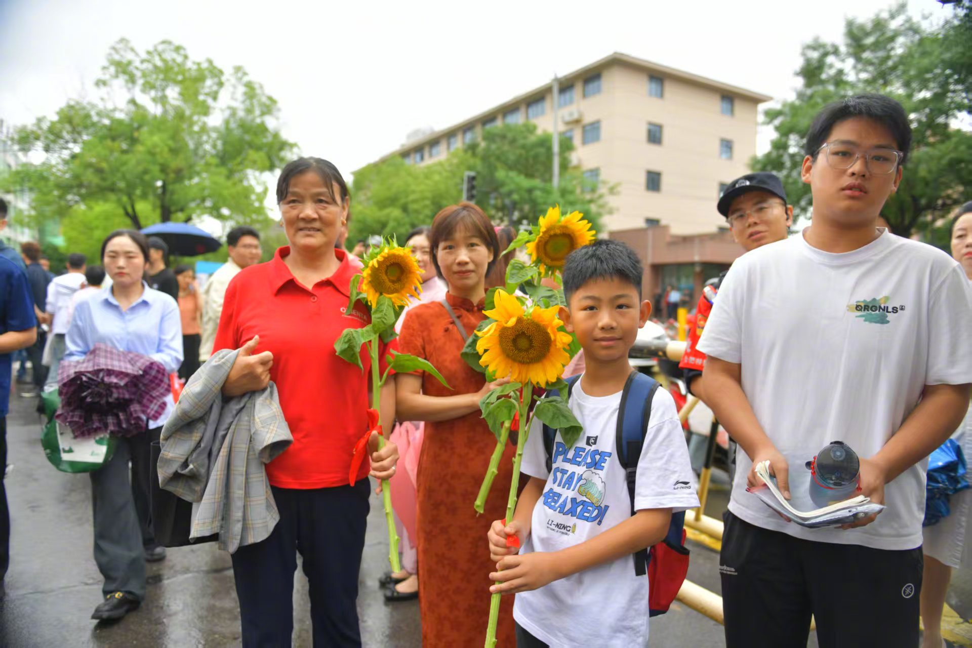 【#合肥考点免费赠饮祝考生元气满满#】#合肥考点元气补给站出圈#  考生在场内奋
