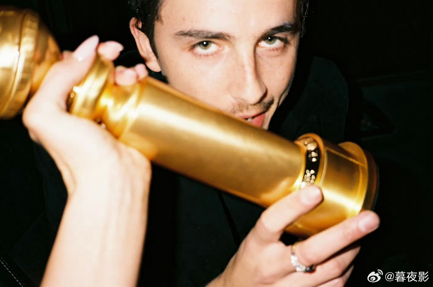 哈哈哈~~甜茶Timothée Chalamet分享和金球奖“大棒”合影！这角