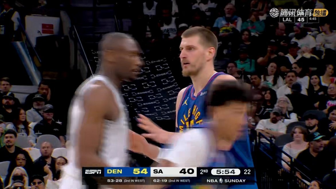 掘金领先马刺14分👀 