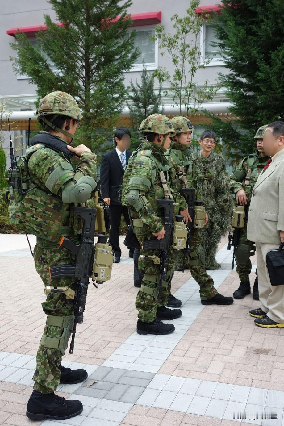 当普京登上南千岛群岛时，在乌克兰战场上，一支日本兵猛然发起冲锋。泽连斯基不再遮掩