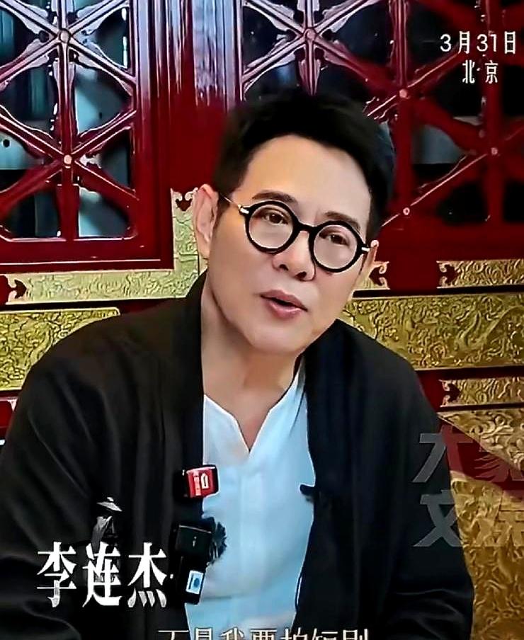 听说李连杰拍短剧捞钱？
别闹了，人家直接零片酬！

最近看到杰哥穿古装裹布巾的开