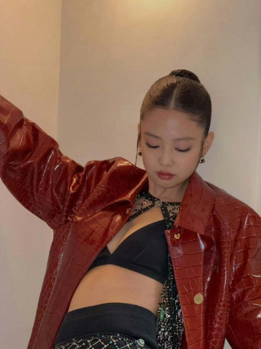 Jennie红色蛇皮大衣Jennie红色皮大衣简直就是妈妈级别 