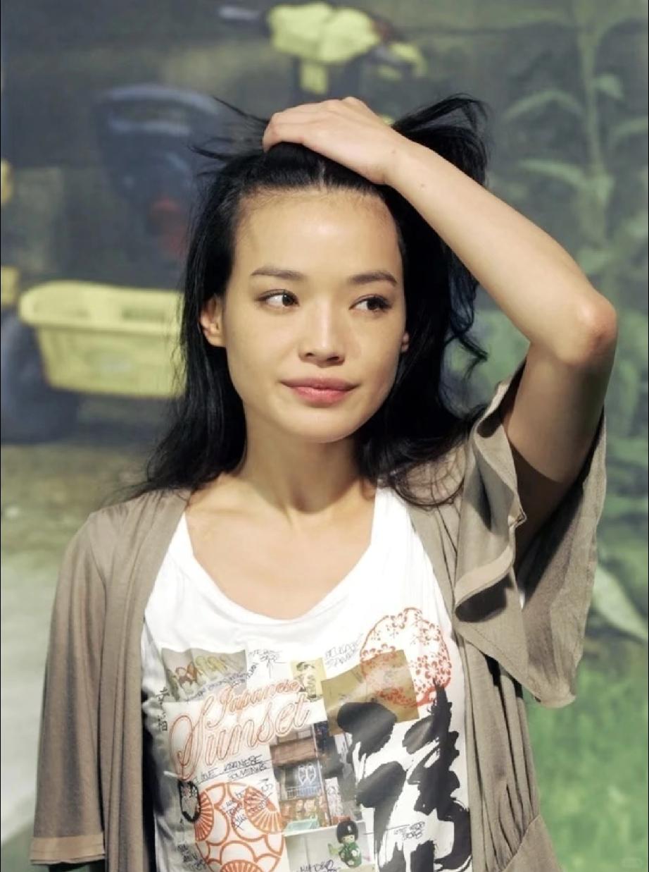 舒淇的长相一直是个“谜”！！！
 
单拎五官出来看，脸有点方，鼻梁不算高，嘴唇偏