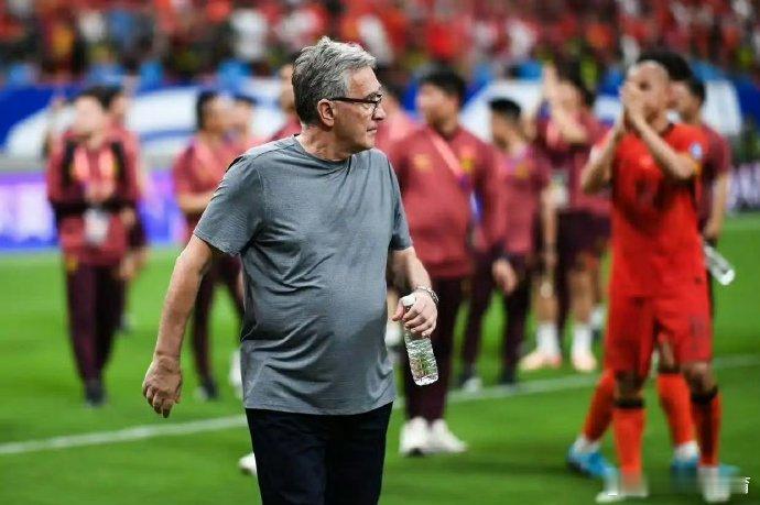 估计走之前都分不清王上源和李源一伊万现身足协谈解约 ​​​