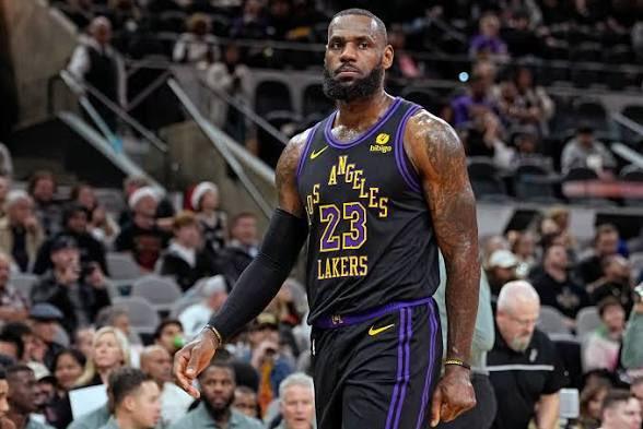 一位独行侠的球迷说，我们不能够忽视卢东契奇的糟糕表现。他在防守端是个巨大的漏洞，