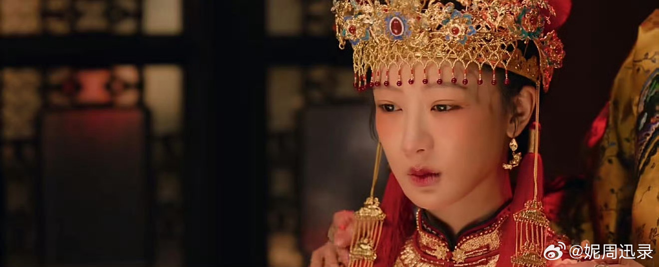 妆容or滤镜问题 有点怪 