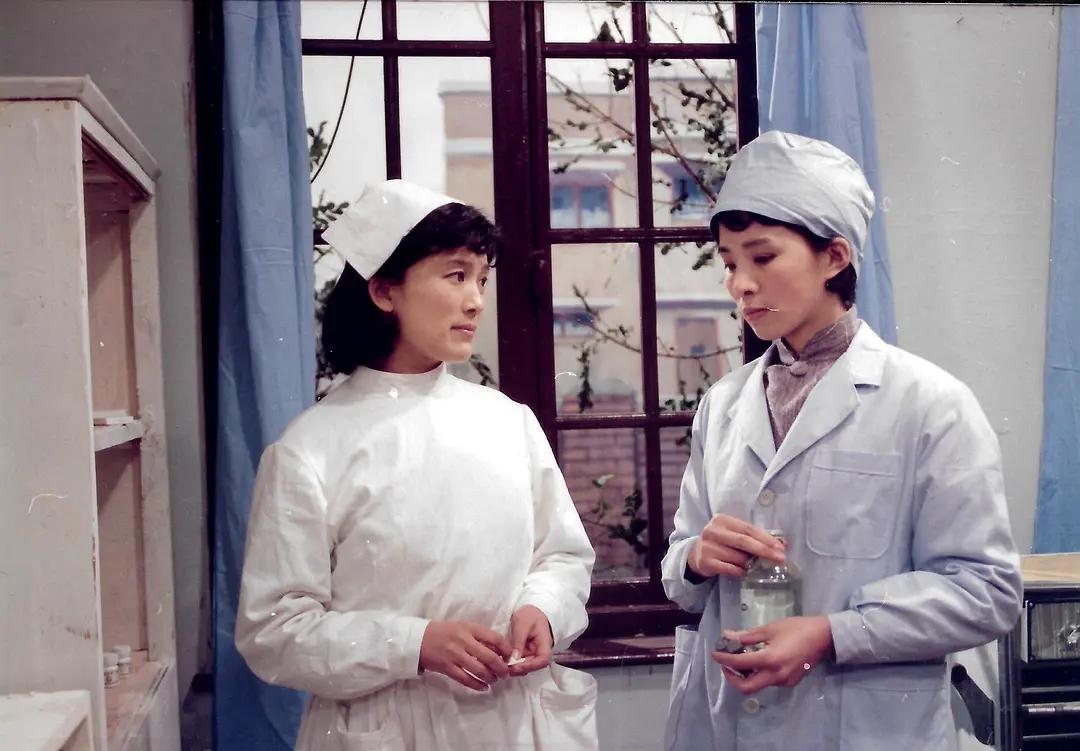 30多年前的这部电视剧《风雨丽人》，云集了大量著名的影视演员。宋春丽出演女一号。