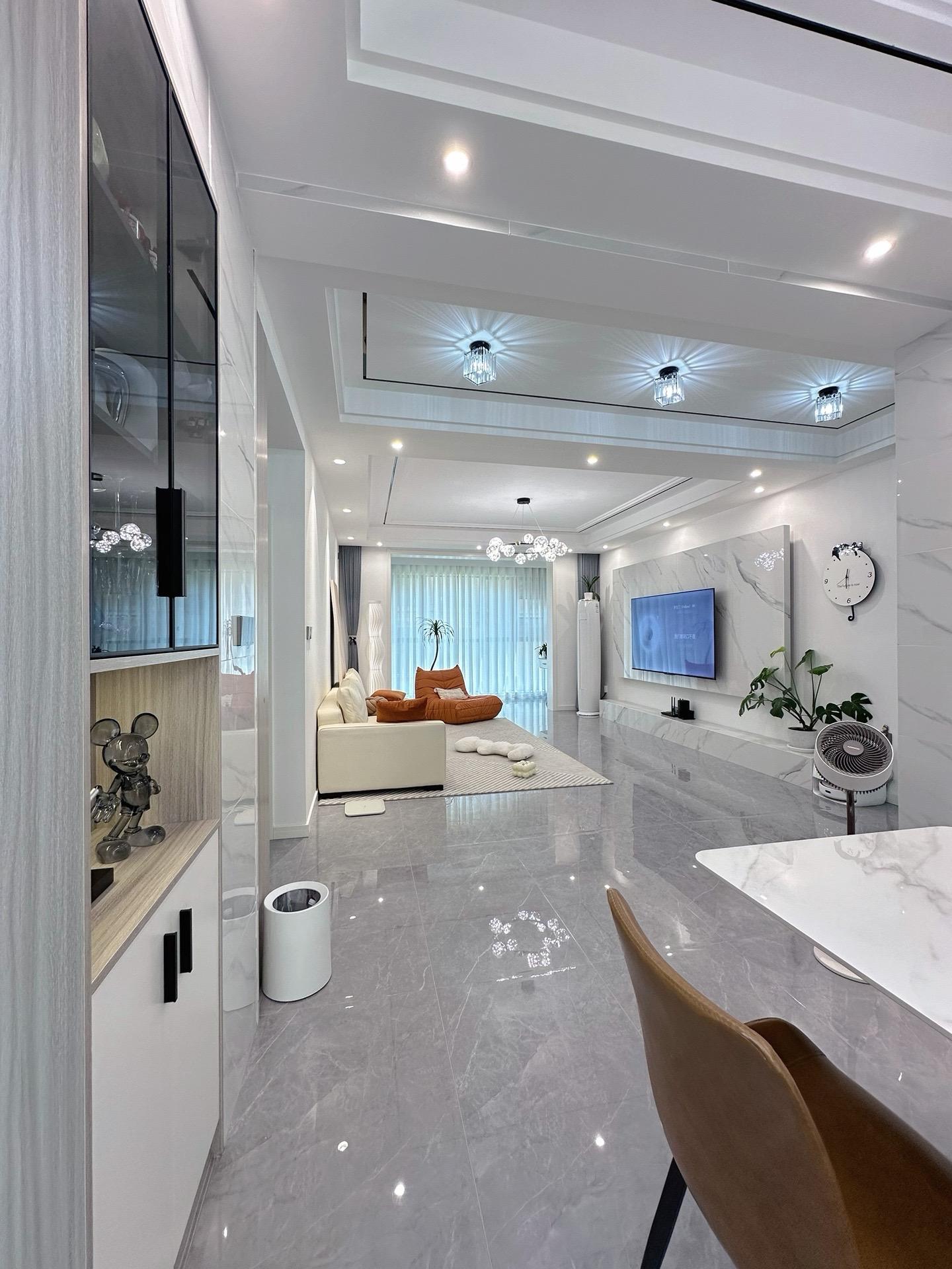 建面117，套内98，三室两厅两卫，入住两年多了，发现简约明亮的装修是...