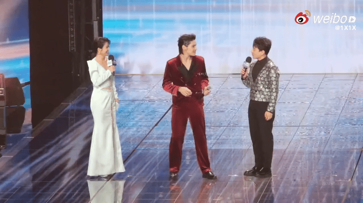 向佐差点踢到主持人的头 被吐槽无法无天～ 