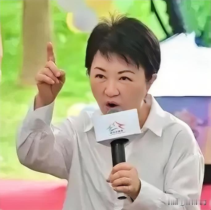 比起高调嚣张的赖清德，行事低调圆滑的卢秀燕，悄悄走偏的立场更让人防不胜防。
 