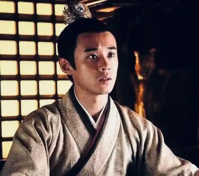 西汉初年，太子刘启下棋，忽然抄起金属棋盘，往吴王世子刘贤的天灵盖砸下去。现场如同