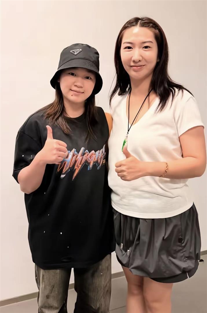 全红婵追星黄子韬，现场曝光，与黄子韬妈妈合影，网友：太像了 