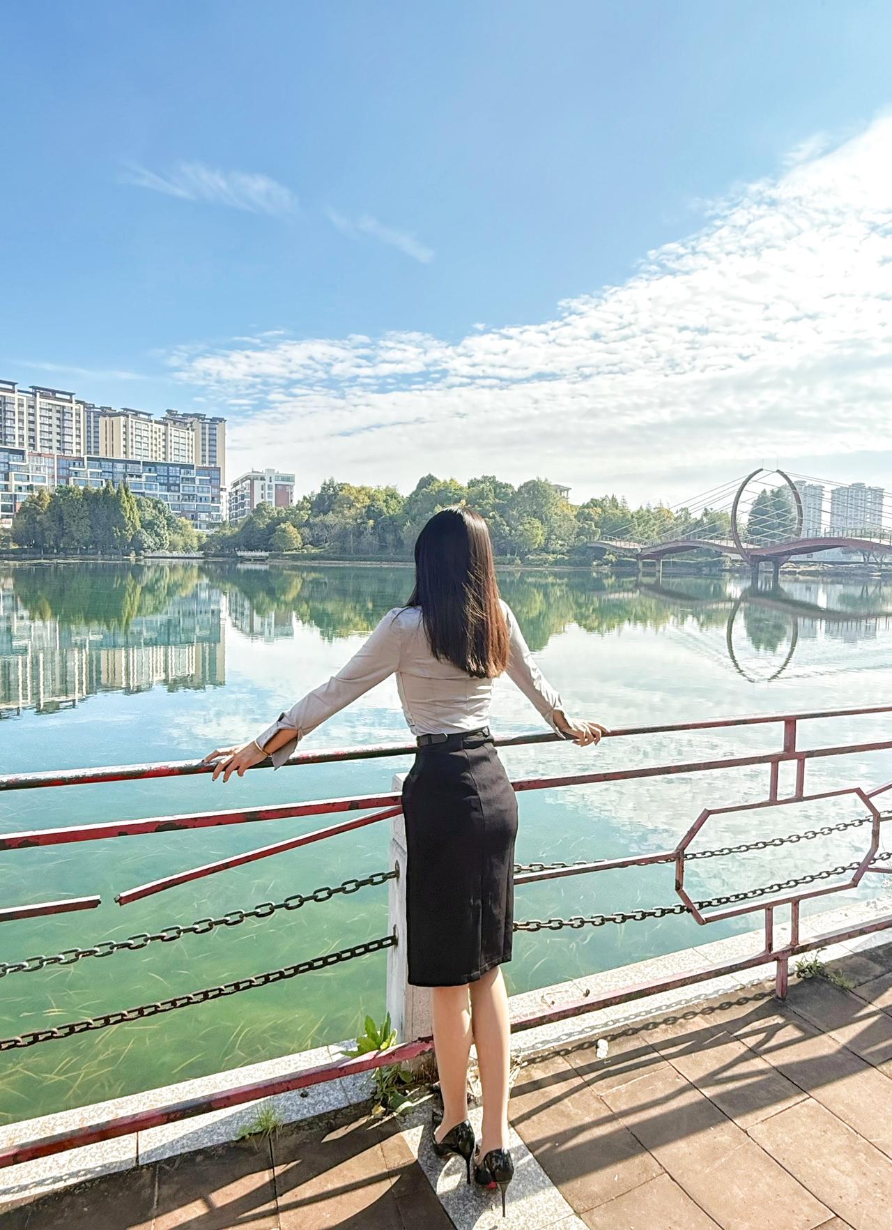 你去沾花惹草 我就去招蜂引蝶 反正你是要多给一个人花钱  而我是多一个人给我钱花