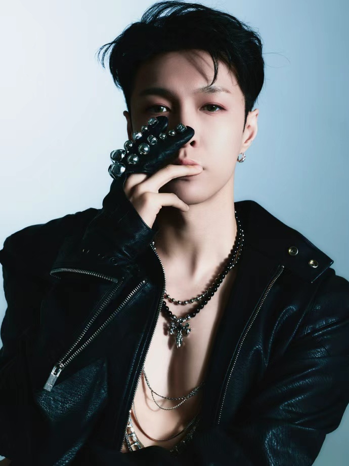 张艺兴皮衣露腹肌张艺兴一抹赤红点染眼眸  张艺兴皮衣露腹肌，张艺兴一抹赤红点染眼