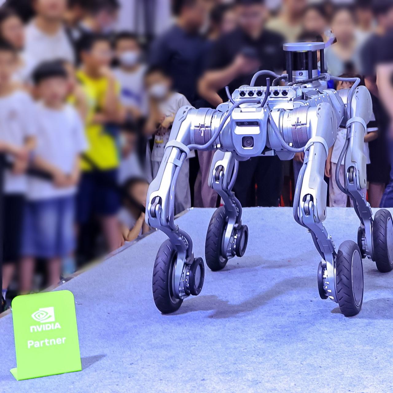 NVIDIA 生态合作伙伴宇树科技展示了其最新的人形机器人 R1 和四足机器人 