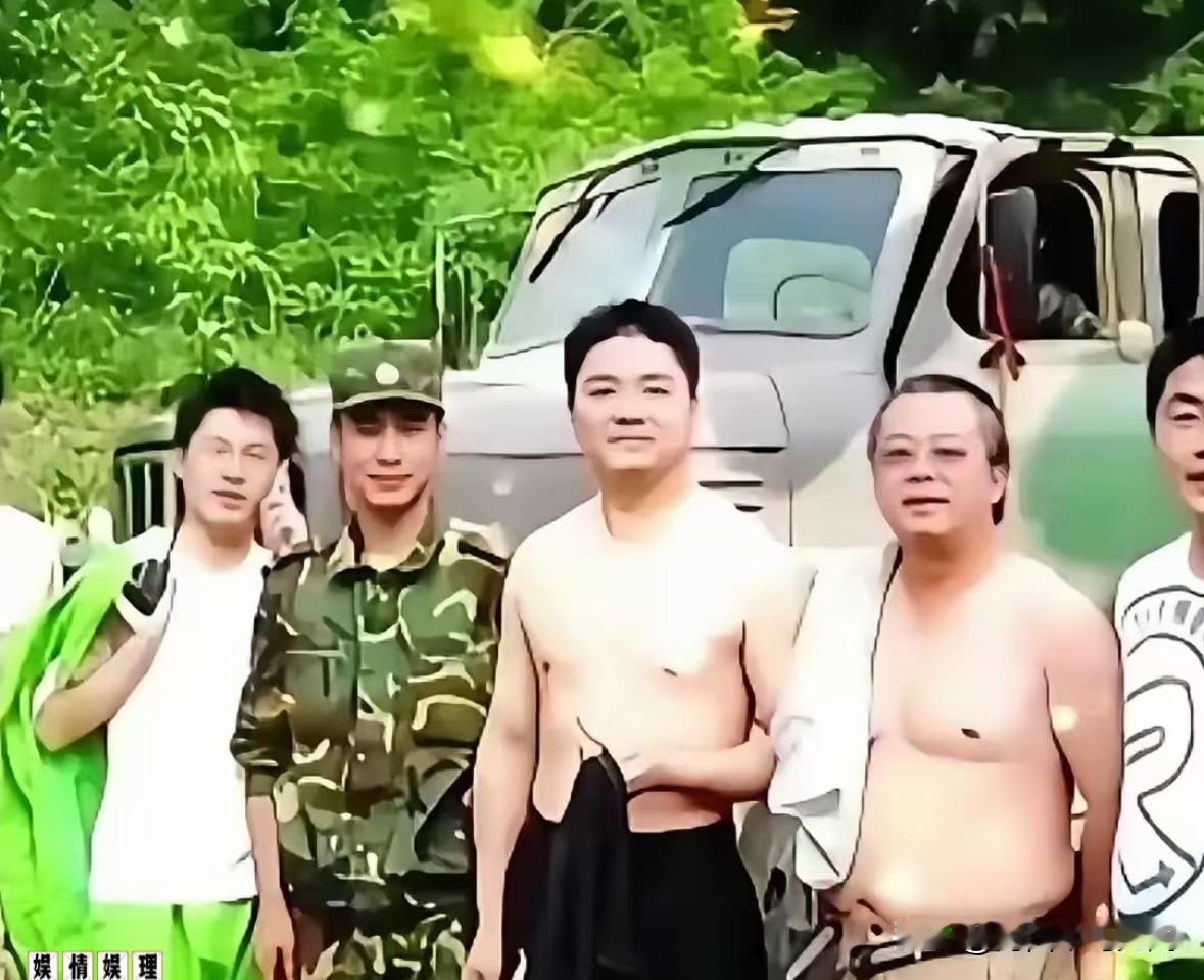 2008年，汶川地震时期，刘强东领着他的团队留下十分珍贵值得珍藏的合影。

彼时