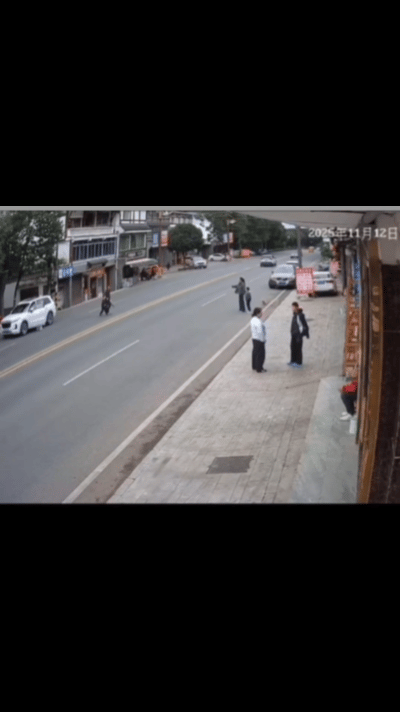 原本是闺蜜们一次欢快的出行，不料一时大意发生交通事故，酿成悲剧，事发四川，一男孩