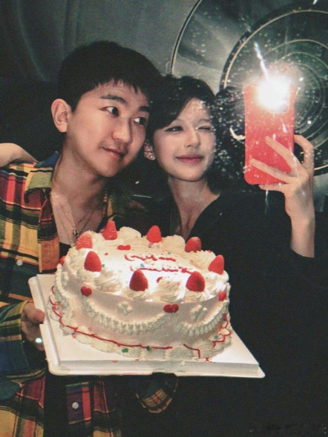 #张大大晒与赵露思华晨宇合照#生日快乐 友谊长存[好喜欢] ​​​