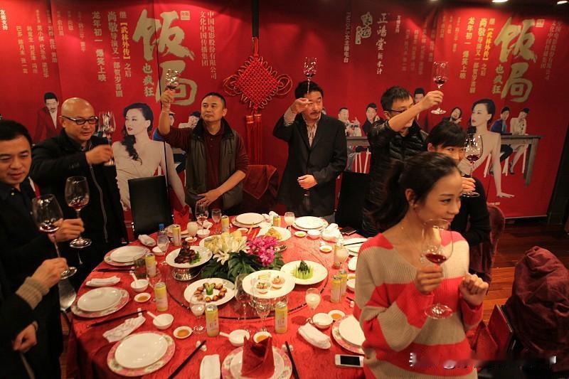 饭局上遇到这种人，赶紧撤！
前几天，同学从外地回来，组织了一个饭局，除了几个老同