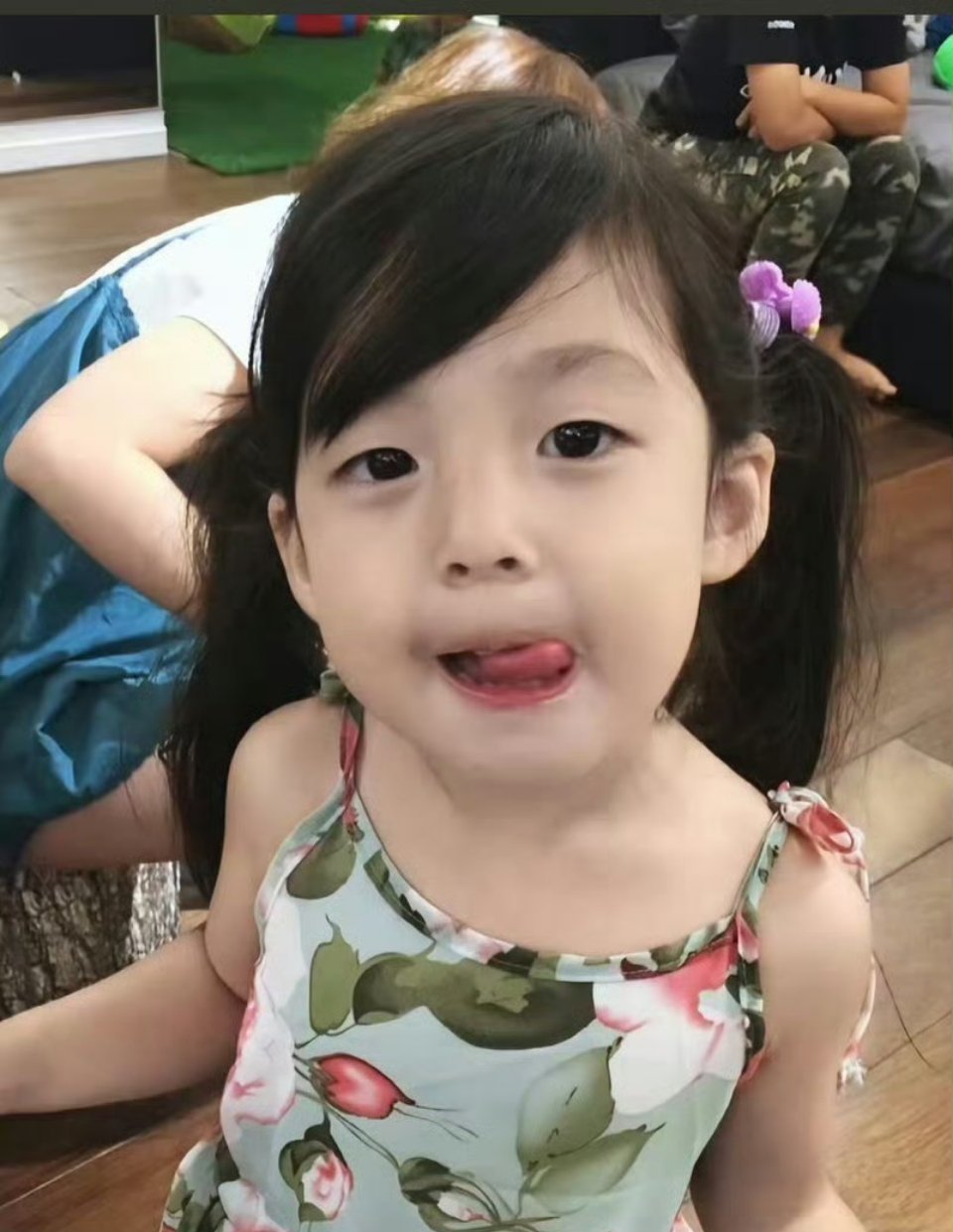 刘畊宏晒13岁的小泡芙看着照片里的小女孩突然变成少女，时间好像被按了快进键。成长