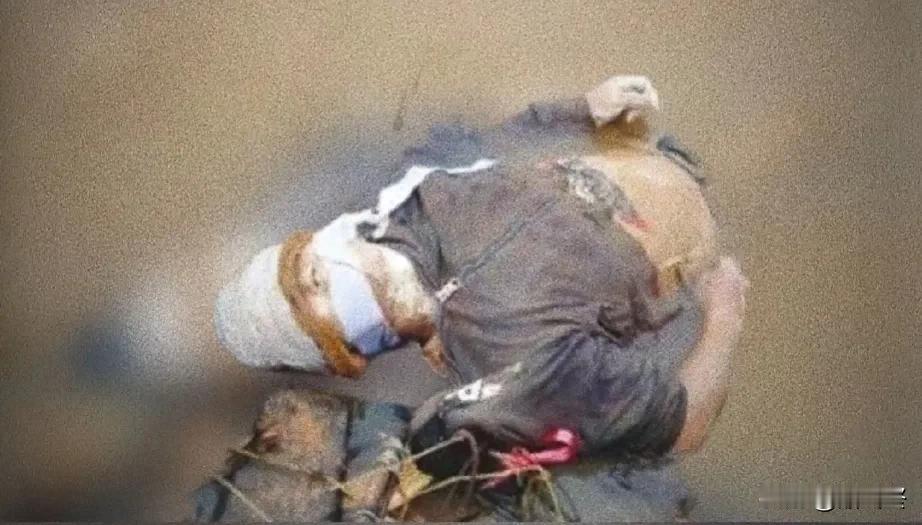 缉毒警察李雄（化名）
遗体在缅甸一山村路旁发现，
超过45个小时的时间里，他受到