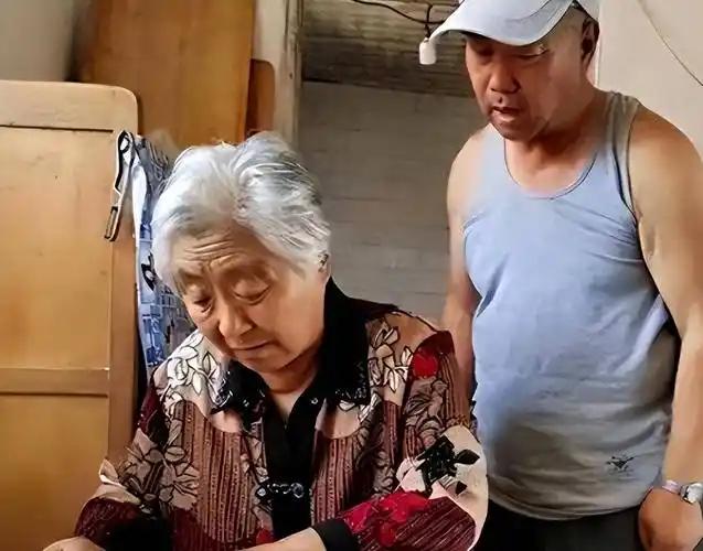借款7万送女儿留德，辽宁这对夫妻掏空了家底，却买断了亲情。21年未见，临死才知女
