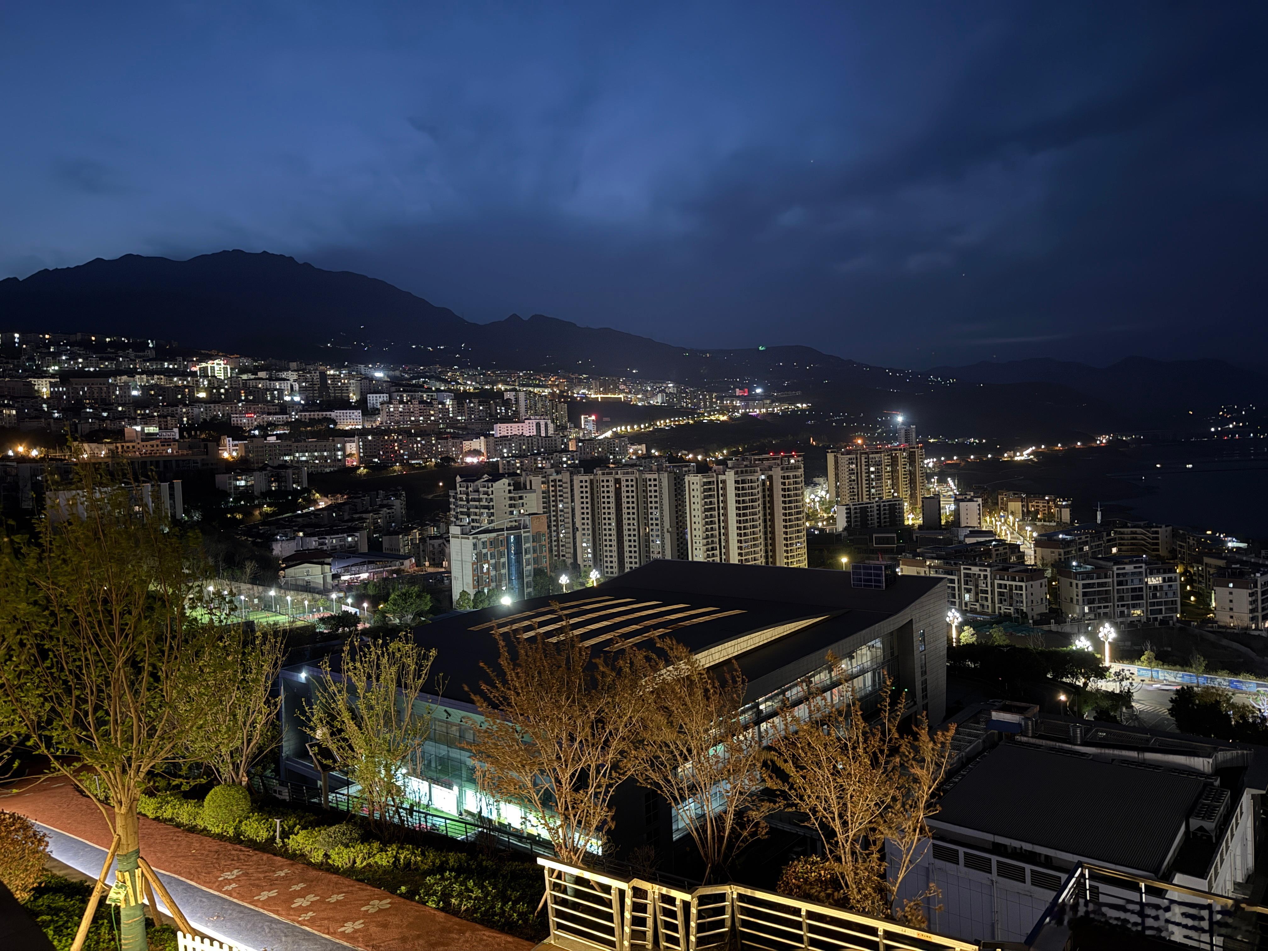 汉源县，一个从没来过的大山里的县城，当年大地震后湖北援建的一个新城市，温度舒适，