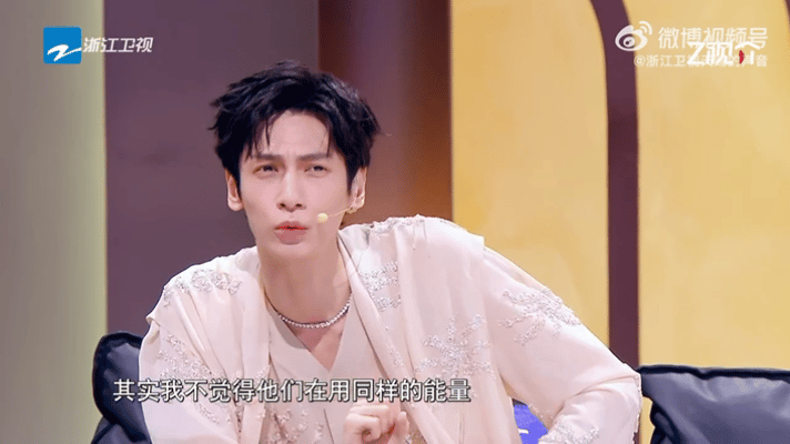 罗云熙打断梁源罗云熙这段调解名场面太加分！面对现场不同观点不偏不倚，从容开口缓和