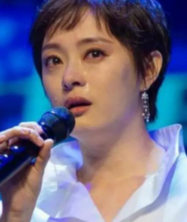 “每月就给我500块，资助不起装什么孙子！”2006年，贫困大学生向海清向媒体怒