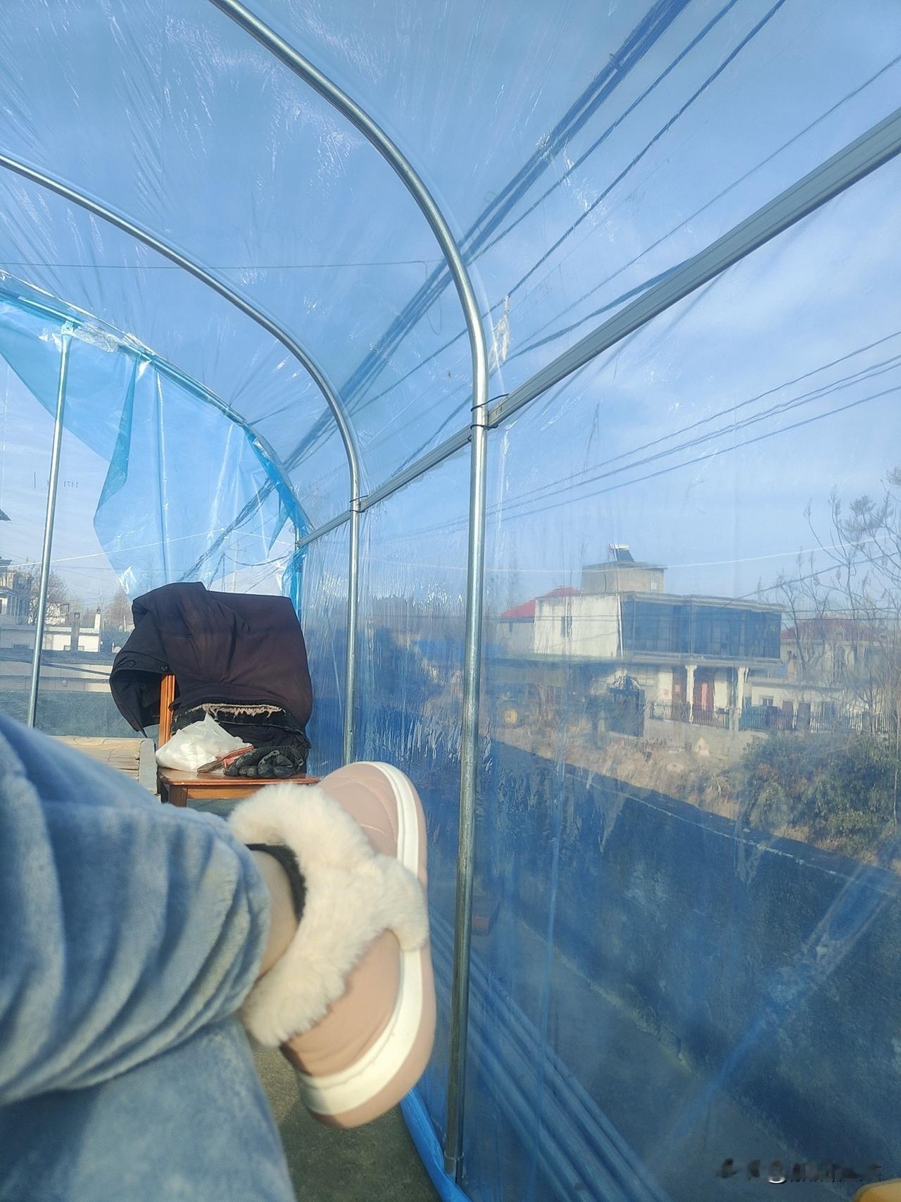 你们那里过冬也和我一样买暖棚吗？
   一到冬天风就大，买个暖棚躲躲冷[呲牙]这