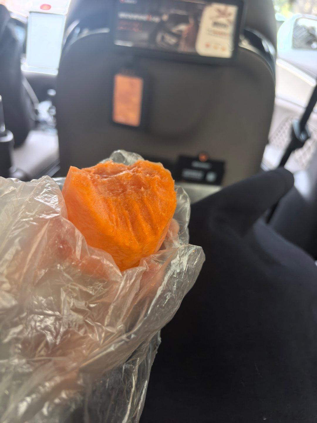 啃个胡萝卜，用东北话讲，就是补点维生续。 ​​​